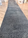 By Özer Halı Lera Geometrik Desenli Antrasit Renk Kaymaz Tabanlı Kesme Yolluk
