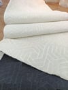 By Özer Halı Lera Geometrik Desenli Krem Renk Kaymaz Tabanlı Kesme Yolluk