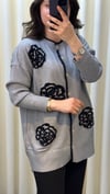 GHİSA ÇİÇEK DETAYLI HIRKA GRİ