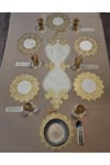 1 AD.(99X32CM) RUNNER,6 AD.(33X33CM) SERVİS,6 AD.B.ALTLIĞI,6 AD.KAŞIKLIK/19 PARÇA/KREM-GOLD IŞILTILI