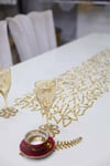 Masa Runnerı/Gold ışıltılı/100x33cm/1 Adet/ Simli Suni Deri/2 Yaprak, 2 Çiçek Motifi Hediye