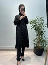 Siyah Broşlu Jakarlı Tunik