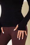 Basic Parmak Geçirme Detaylı Bluz Siyah T4266