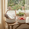Çarşı Point® 3 Boy İç İçe Geçebilen Plastik Rattan Sepetler–Beyaz Renkli,Kahverengi Saplı, Çok Amaçlı Düzenleyici ve Sunum Sepeti Seti