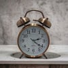 Çarşı Point® Nostaljik Çalar Saat – Retro Tasarım, Sessiz Akan Mekanizma, Yüksek Sesli Alarm, Masa ve Komodin İçin Dekoratif Saat