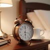 Çarşı Point® Nostaljik Çalar Saat – Retro Tasarım, Sessiz Akan Mekanizma, Yüksek Sesli Alarm, Masa ve Komodin İçin Dekoratif Saat