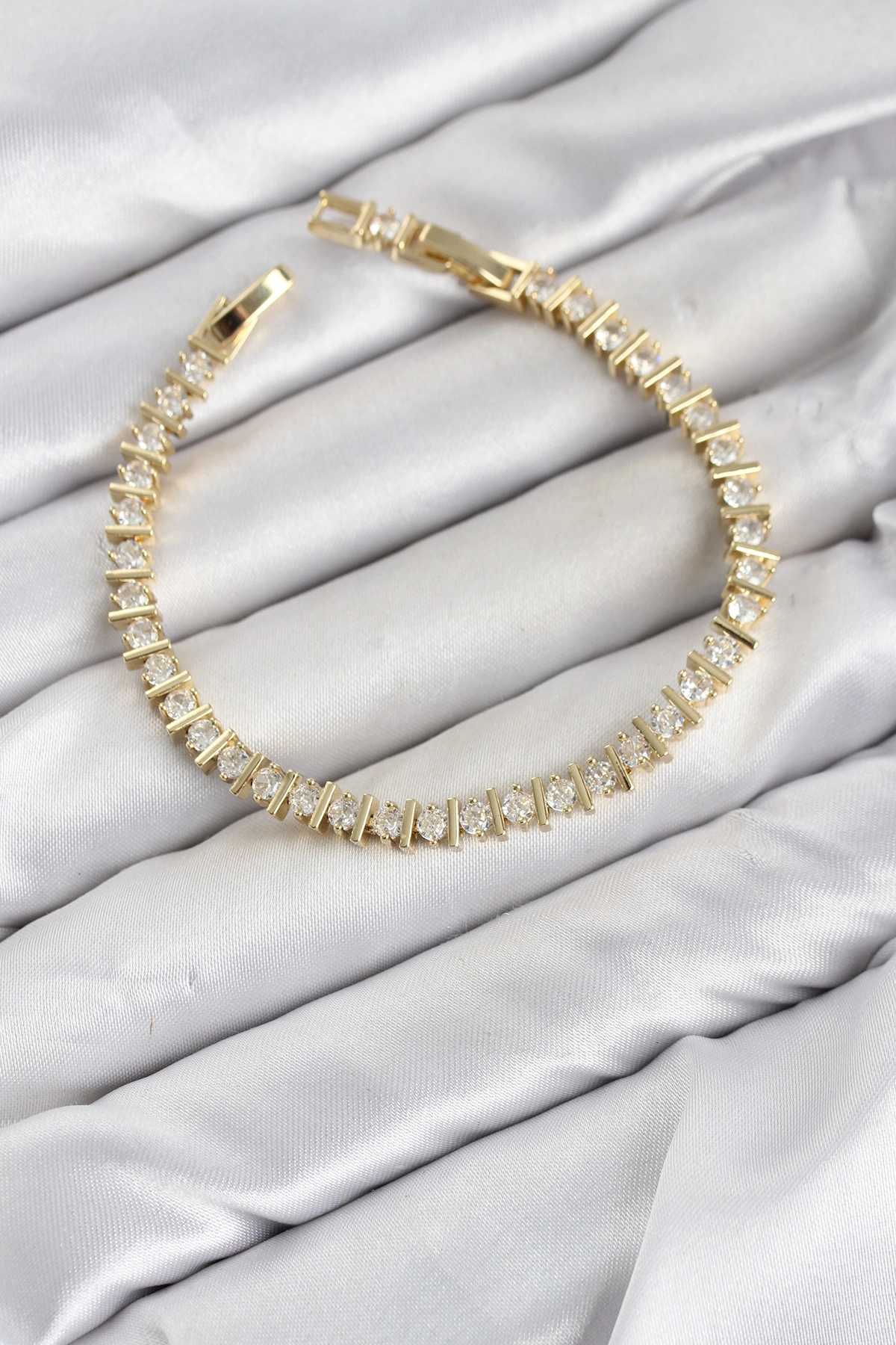 Cm Şerit Model Zirkon Taşlı Vıp Seri Gold Renk Pirinç Kadın Bileklik