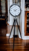 Elegance Desenli Tripod Ayaklı Saat