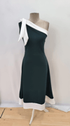 Kadın Tek Omuzu Açık Omuzlardan Kurdela Detaylı Çift Renkli Ithal Krep Elbise