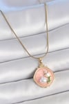 Mey İthalat® 316L Çelik Gold Renk Zincir Pembe Mineli İncili Çiçek İşlemeli Portre Model Kadın Kolye