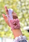 Mey İthalat® Bride to be Nedime Gelin Bilekliği Tüy ve İnci Boncuk Detaylı Pembe Renkli Bekarlığa Veda Partisi Bilekliği 10 Adet