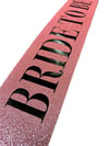 Mey İthalat® Pembe Üzeri Siyah Büyük Bride To Be Yazılı Simli Işıltılı Kuşak Kemer 10 cm Genişlik