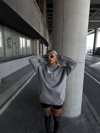 Uzun Kol Kapşonlu Göğüs Baskılı Sweatshirt - Gri