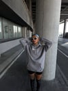 Uzun Kol Kapşonlu Göğüs Baskılı Sweatshirt - Gri