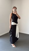 Amore Siyah Beyaz Kuşaklı Maxi Premium Elbise