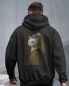 İnci Küpeli Kedi Tasarımlı Siyah Unisex Kapüşonlu Sweatshirt – Sanatsal & Retro Hoodie