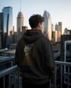 İnci Küpeli Kedi Tasarımlı Siyah Unisex Kapüşonlu Sweatshirt – Sanatsal & Retro Hoodie