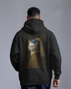 İnci Küpeli Kedi Tasarımlı Siyah Unisex Kapüşonlu Sweatshirt – Sanatsal & Retro Hoodie