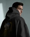 İnci Küpeli Kedi Tasarımlı Siyah Unisex Kapüşonlu Sweatshirt – Sanatsal & Retro Hoodie