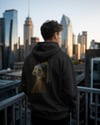 İnci Küpeli Köpek Tasarımlı Siyah Unisex Kapüşonlu Sweatshirt – Sanatsal & Retro Hoodie
