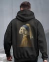 İnci Küpeli Köpek Tasarımlı Siyah Unisex Kapüşonlu Sweatshirt – Sanatsal & Retro Hoodie