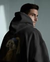 İnci Küpeli Köpek Tasarımlı Siyah Unisex Kapüşonlu Sweatshirt – Sanatsal & Retro Hoodie