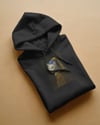 Kadın İnci Küpeli Kedi Baskılı Siyah Hoodie – 3 İplik Şardonlu Kapüşonlu Sweatshirt
