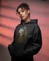 Kadın İnci Küpeli Kedi Baskılı Siyah Hoodie – 3 İplik Şardonlu Kapüşonlu Sweatshirt