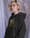 Kadın İnci Küpeli Kedi Baskılı Siyah Hoodie – 3 İplik Şardonlu Kapüşonlu Sweatshirt