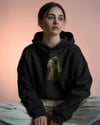 Kadın İnci Küpeli Köpek Baskılı Siyah Hoodie – 3 İplik Şardonlu Kapüşonlu Sweatshirt