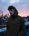 Siyah Kedi Kedili Hoodie Unisex %100 Pamuk | Siyah Kapüşonlu Sweatshirt Göğüs Ortası Minimal Logo