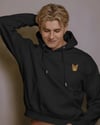 Sol Göğüs Logolu Kedili Hoodie Unisex %100 Pamuk | Siyah Kapüşonlu Sweatshirt Minimal Kedi Desenli