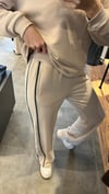 Bej Sweatshirt & Şeritli Pantolon Takımı