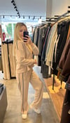 Bej Sweatshirt & Şeritli Pantolon Takımı
