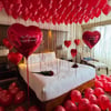 Sevgililer Günü Otel Odası Uçan Kalpli Balon Süsleme