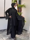 Krep Kumaş Şifon Ve Taş Detaylı Önü Volanlı İkili Abaya Elbise -Siyah