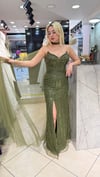 SRAPLEZ BOYUNDAN PELERİNLİ YIRTMAÇLI BONCUK İŞLMELİ ELBİSE