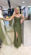 SRAPLEZ BOYUNDAN PELERİNLİ YIRTMAÇLI BONCUK İŞLMELİ ELBİSE