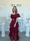 Kayık Yaka Kat Kat Volanlı Gold Nakışlı Elbise - Bordo