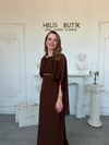 Şifon Pelerin Kollu Boyun ve Bel Taş İşlemeli Kahve Elbise
