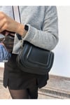 Siyah Kalın Kapaklı Çapraz Çanta