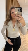 Bej Ön Broş Detaylı V Yaka Sandy Bluz