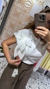 Beyaz Büyük Çiçek  Omuzlu Bluz