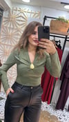Mint Ön Broş Detaylı V Yaka Sandy Bluz