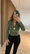 Mint Ön Broş Detaylı V Yaka Sandy Bluz