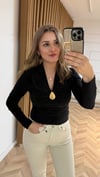 Siyah Ön Broş Detaylı V Yaka Sandy Bluz 