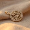 Allah Yazılı Zirkon Taşlı Kolye Ucu  - 14k Altın Kaplama - 18 x 26 mm