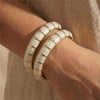 Beyaz Sedef Detaylı Kelepçe Bilezik – 14K Altın Rengi, 6 cm çap