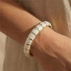 Beyaz Sedef Detaylı Kelepçe Bilezik – 14K Altın Rengi, 6 cm çap