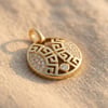 Desenli Yuvarlak Kolye Ucu, Zirkon- 14K Altın Rengi Kaplama, 1,6 cm